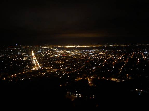 Do alto de Twin Peaks, a bela visão noturna de San Francisco, na Califórnia, nos Estados Unidos